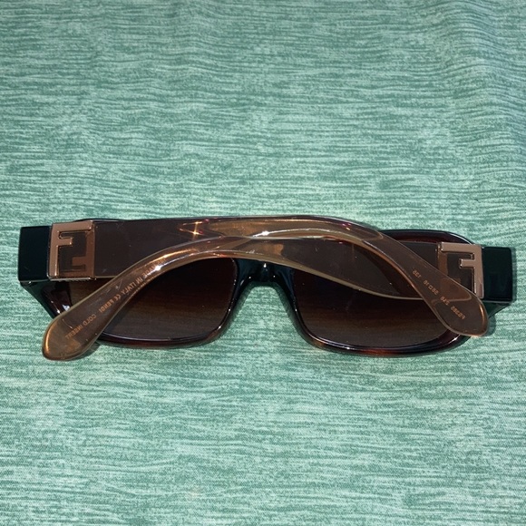 FENDI Shades - Picture 5 of 11